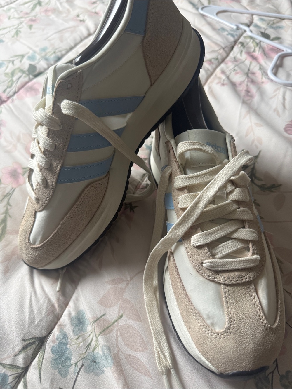 adidas Women's cloudfoam comfort Vintage Runner in Cream & Light Blue size 8.5